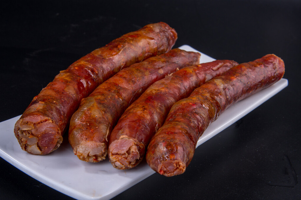 香肠要想好吃，要蒸还是要煮？农村大妈教你做法，香味浓郁还不腥