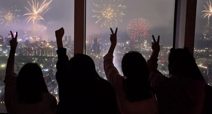 周杰伦元旦晒温馨全家福，女儿越来越像爸爸，儿子长高变帅超有型