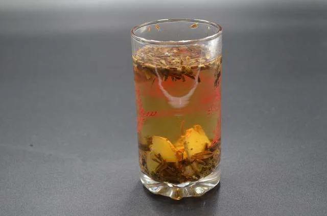 生姜加茶叶泡水喝作用厉害了，解决了很多人的问题，简单又实用