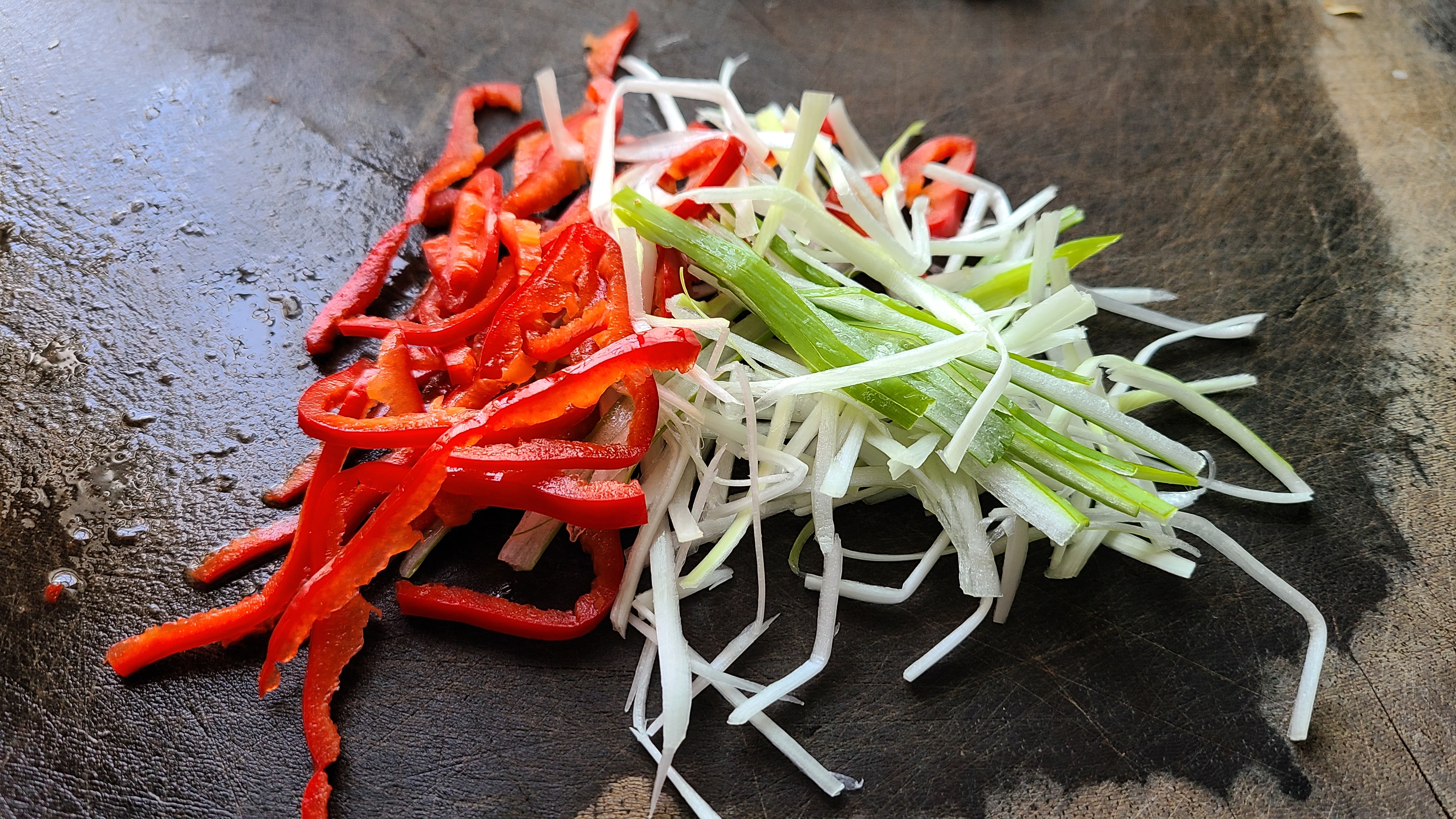 蒜香焗鱼这做法在广东出了名，老厨师教的一道菜，味香肉嫩