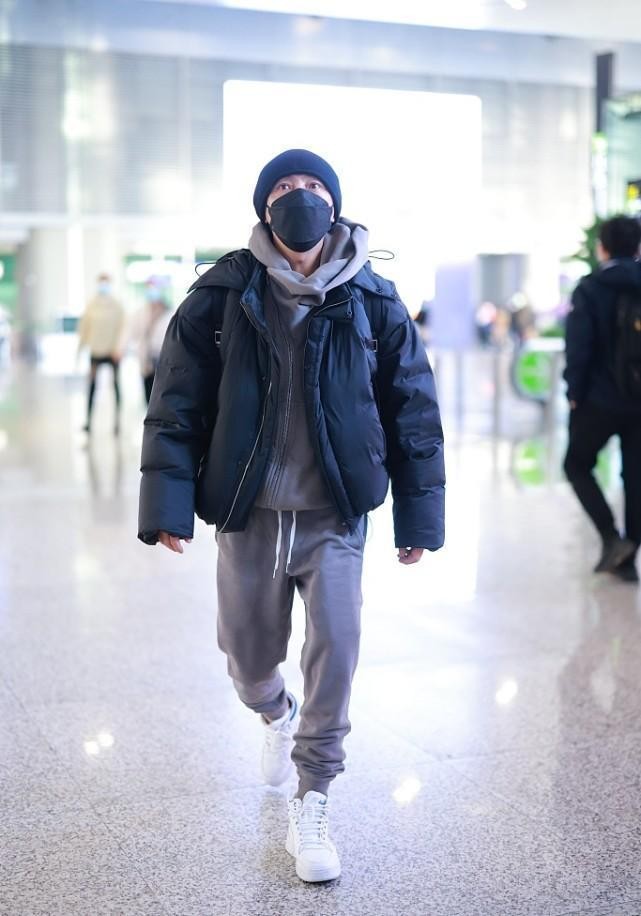 张卫健穿面包服似“小巨人”，夹克里面套件卫衣，这是有多怕冷