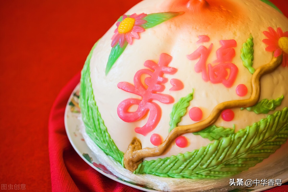 福寿安康礼盒皂,旭日祥云飘庆祝耄耋老人大寿,洋溢着欢乐气氛