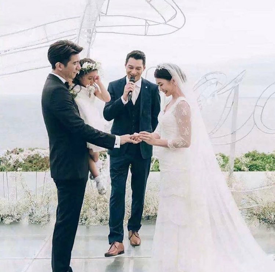 贾静雯荣归母校被评为杰出校友，晒多张童年照，咘咘和妈妈神相似