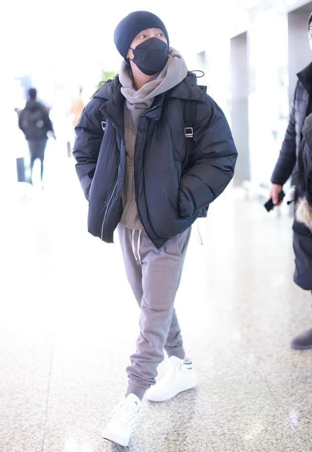张卫健穿面包服似“小巨人”，夹克里面套件卫衣，这是有多怕冷