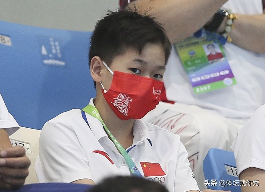 全红婵2年前旧照曝光！站在2个奥运冠军前合影，排队友中间太扎眼