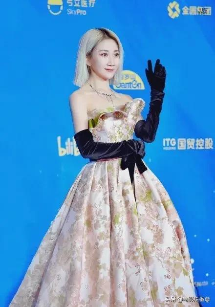 金鸡红毯：张子枫为00后站台，韩雪为80后撑场，刘敏涛为70后争光