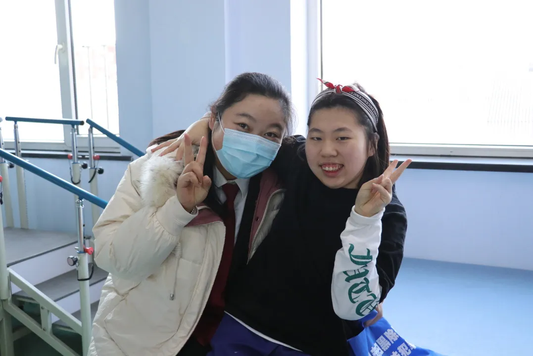 辉南县人民法院走进辉南县特殊教育学校发放“微心愿”物品