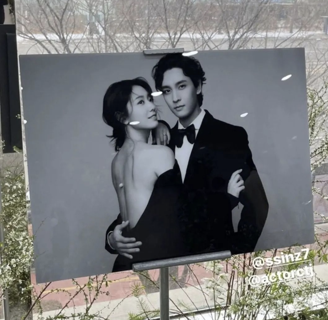 朴信惠崔泰俊说誓词哽咽，忘情接吻超浪漫，新娘孕期过半脸颊圆润