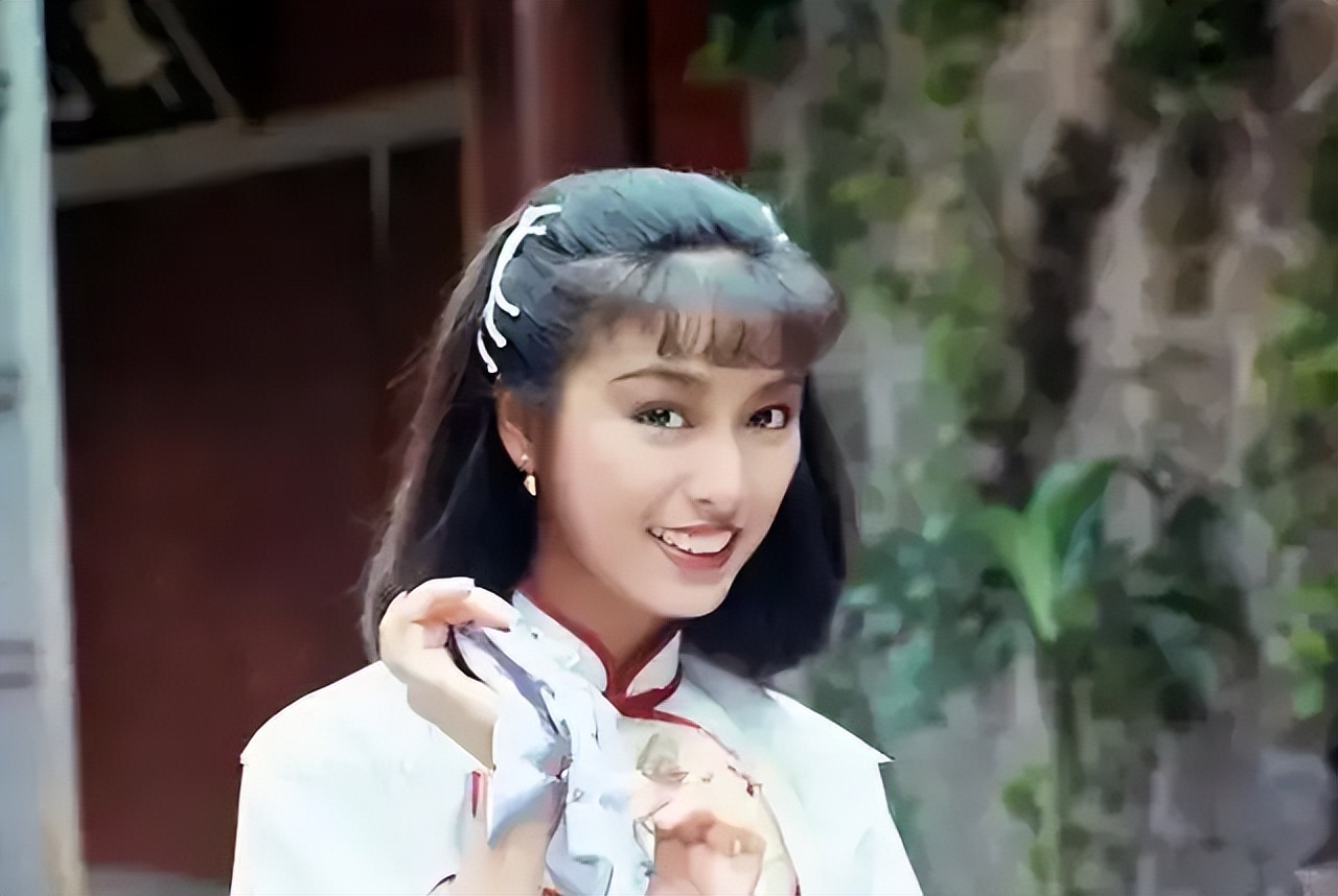 1976年,21岁的米雪因拍《射雕英雄传》和《神雕侠侣》里的黄蓉一角而