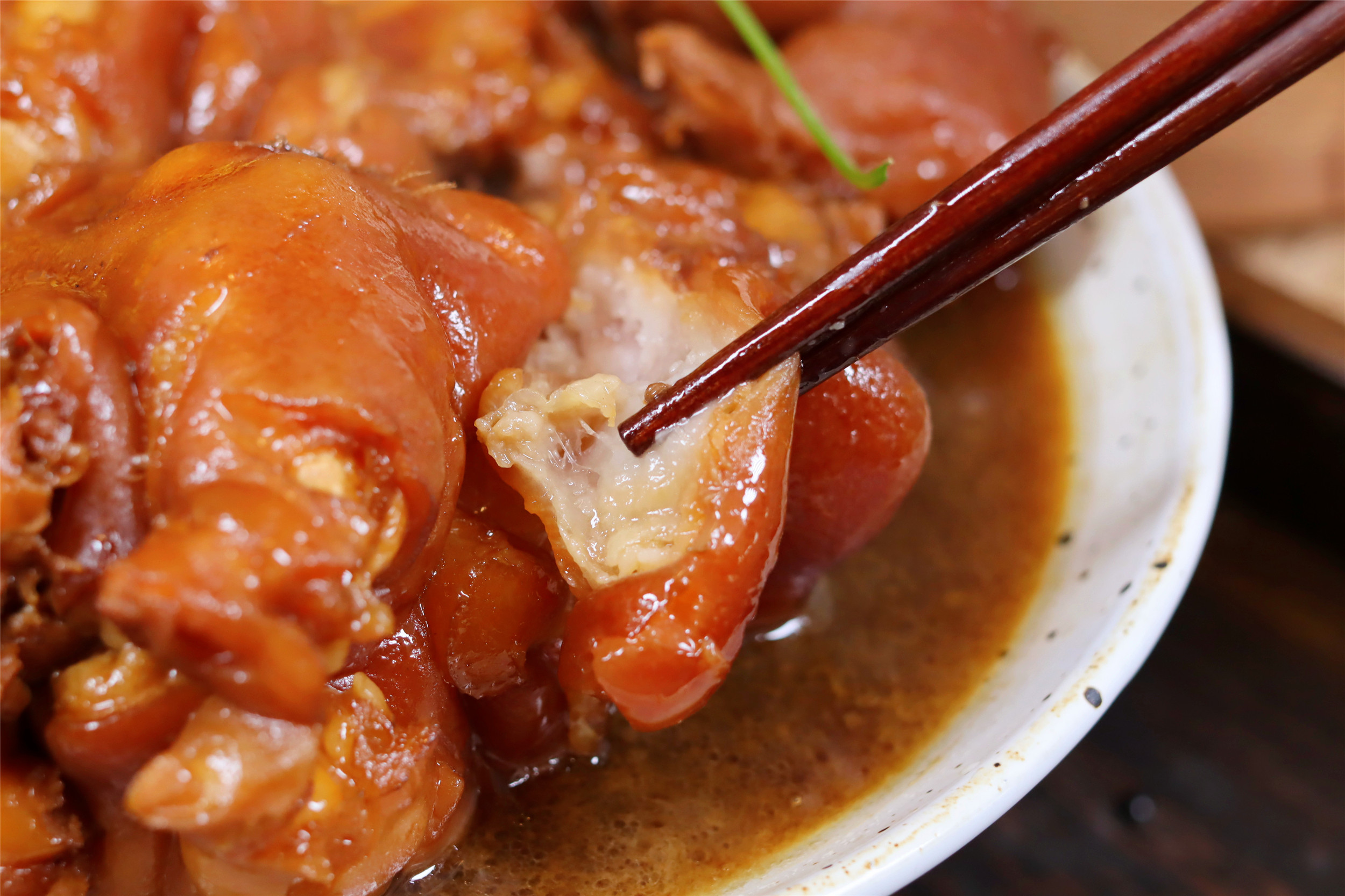 在家卤猪蹄，记住加“3样”再卤，25分钟猪蹄酥烂，味道香无杂味