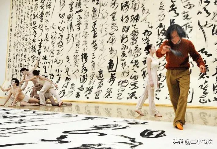 一个人表演，一群人围观，书法作为舞台表演合适吗？