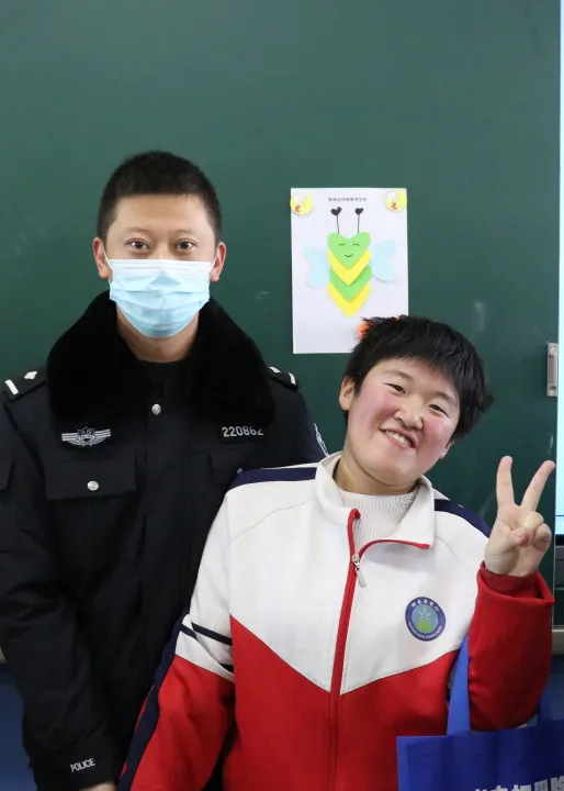 辉南县人民法院走进辉南县特殊教育学校发放“微心愿”物品