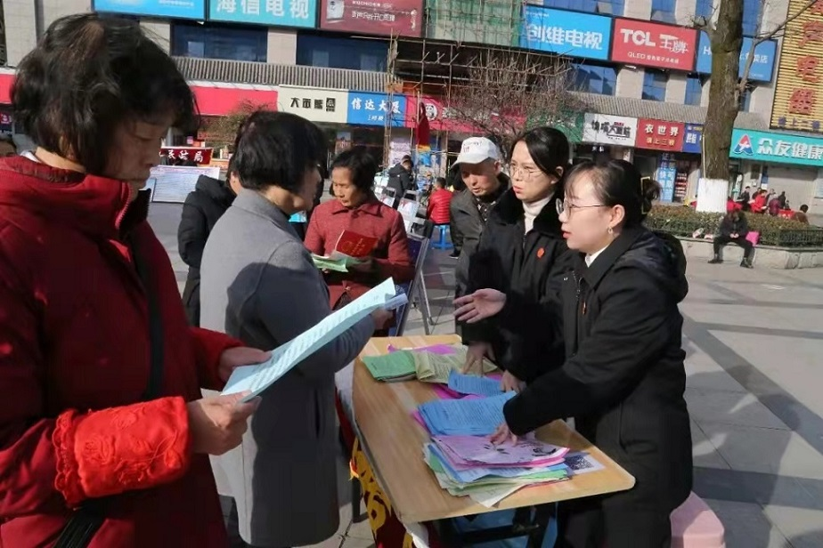 陕西略阳政法系统“进知解”活动让百姓驱寒迎暖