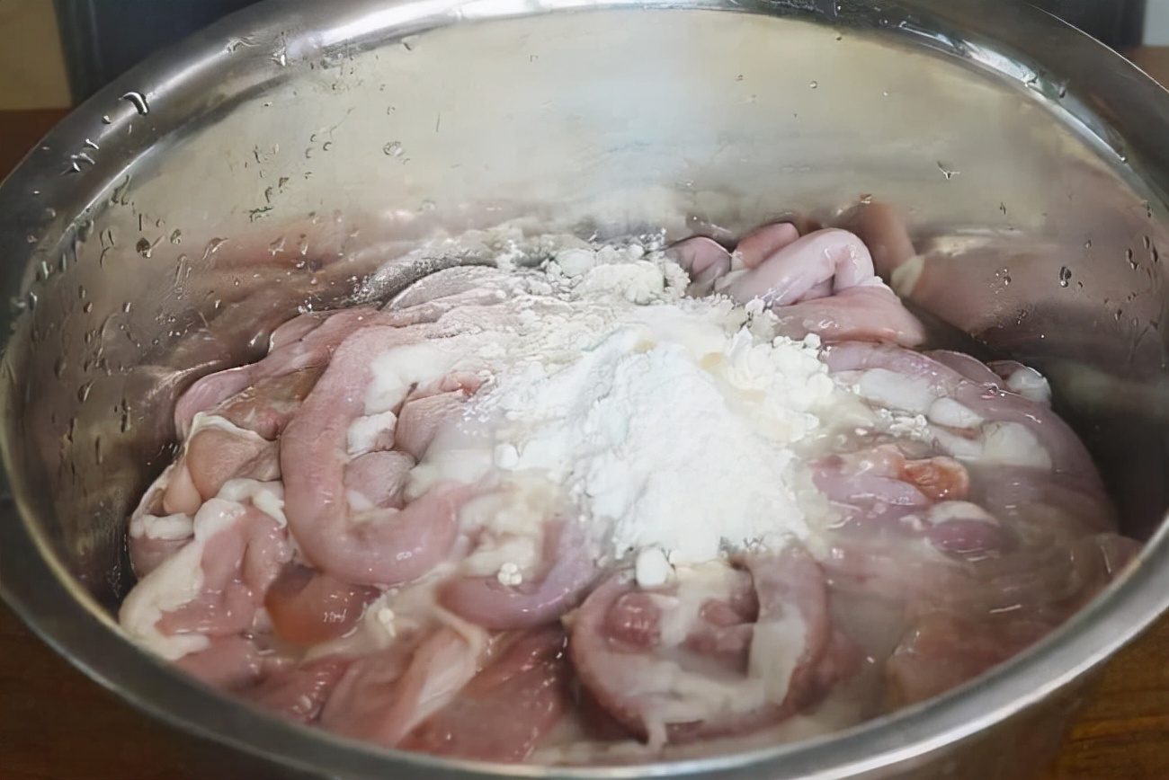 清洗猪大肠时，放醋放碱就错了！大厨教你一招，大肠脆爽无腥味