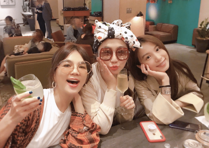 Ella带家人和员工度假，与劲宝DIY披萨，母子欢乐同框画风有爱