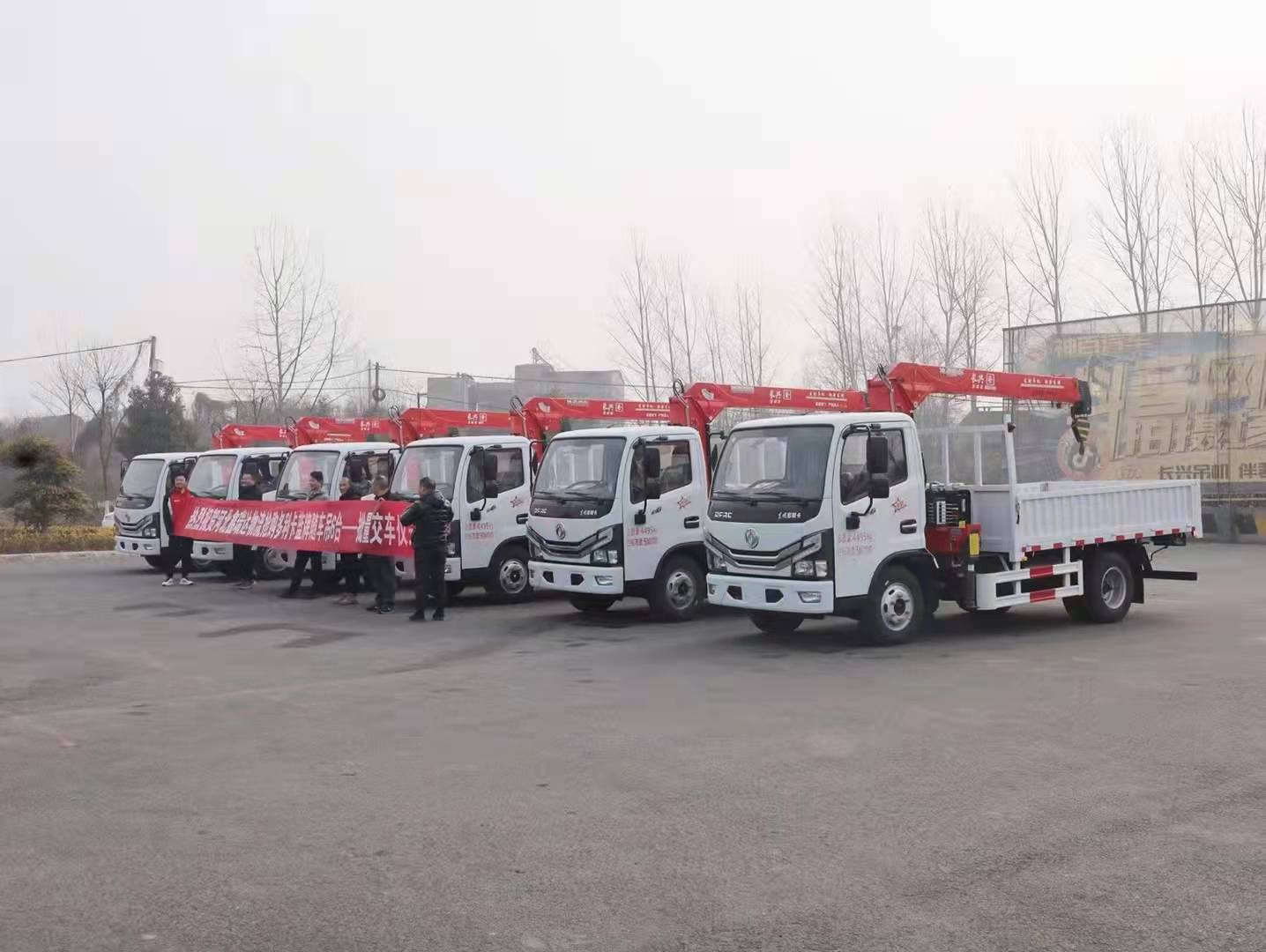 東風多利卡藍牌隨車吊批量交付儀式