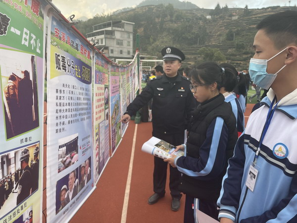 福建省龙涓乡开展“从‘宪’出发，守护青春”主题宣传进校园活动