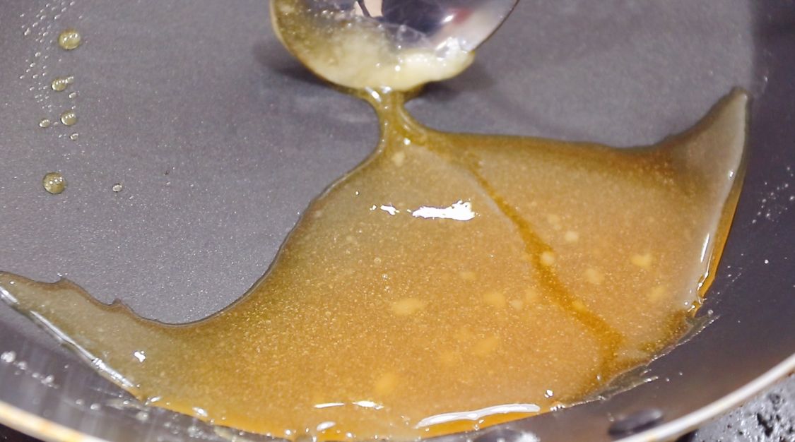 年货别总出去买，这种糖在家也能做，几勺白糖搞定，比买的好吃