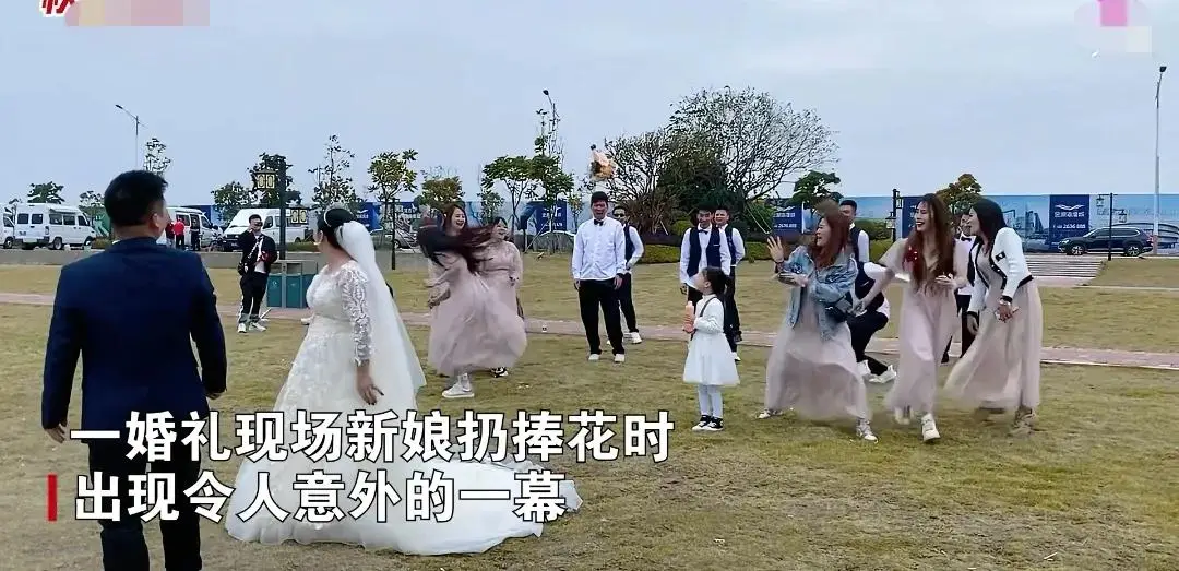 新娘扔捧花瞬间，6位伴娘都避开，小伙想接没接到
