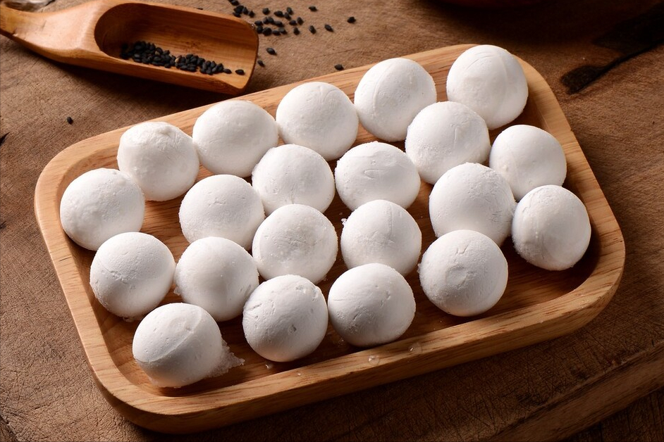 煮汤圆，别再水开就下锅了，记住2个重要步骤，完整好吃不露馅