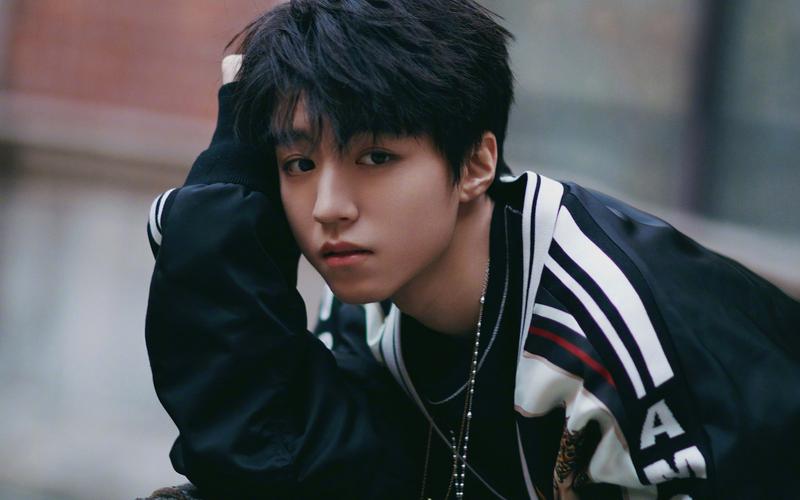 王俊凯养嫂子事件出新料,被曝穿情侣装出席活动,本尊发歌词回应最新