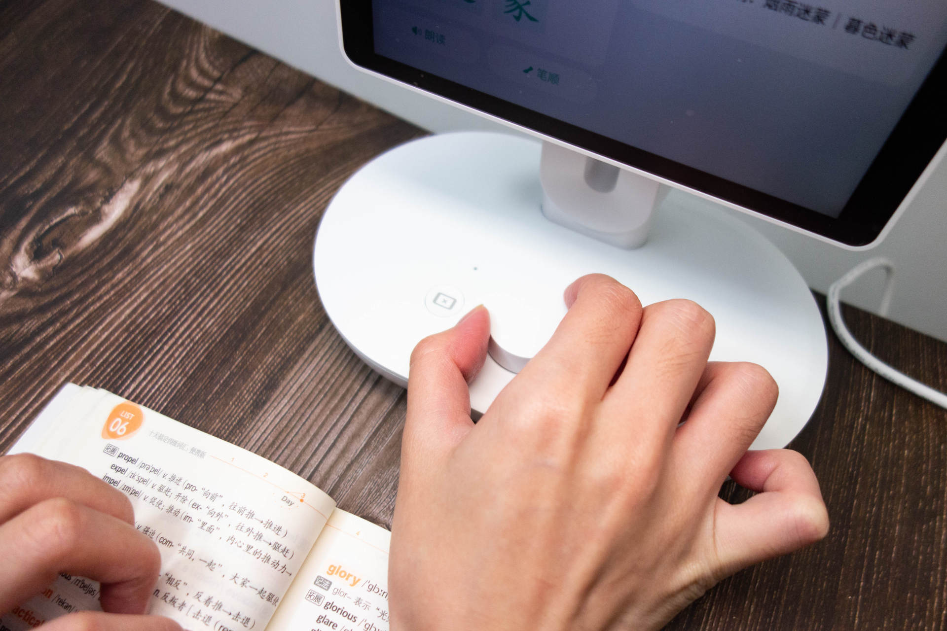 学习不能怠慢，眼睛不要再被伤害，碳氧护眼学习灯Pro必不可少