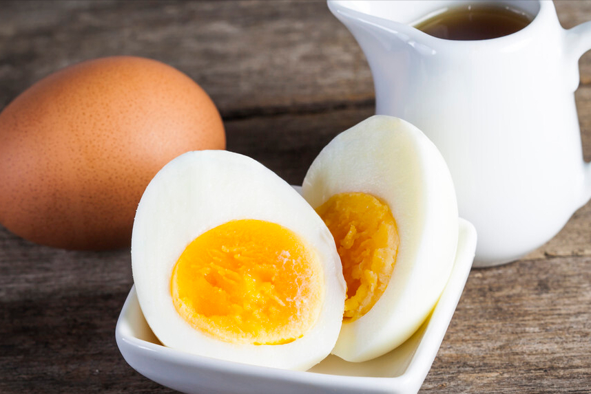 煮鸡蛋，只用清水就错了，多加这2步，鸡蛋又香又嫩，蛋壳更好剥