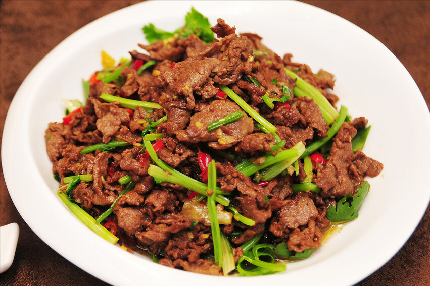 家常小炒牛肉，做好关键2步，出锅鲜嫩多汁不塞牙，老人也能嚼动