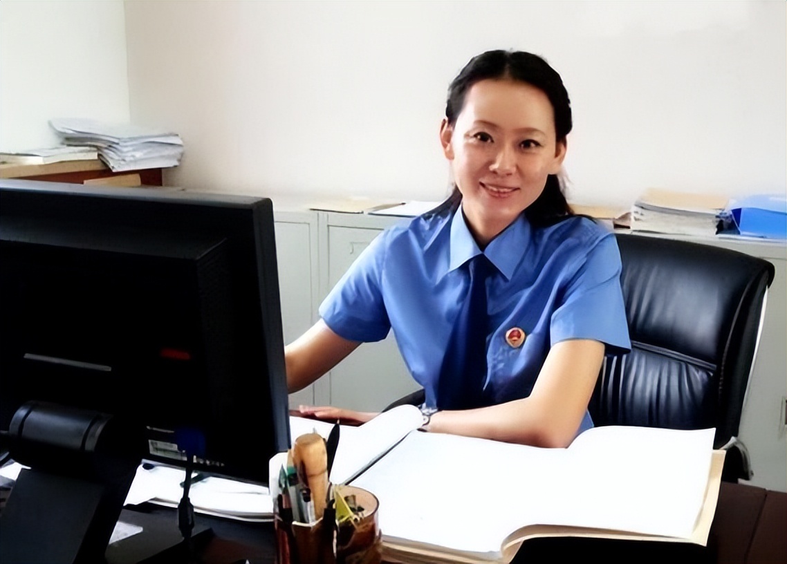 大学生考上了之后成为国家公职人员就要保持应有的形象,工作中也要严