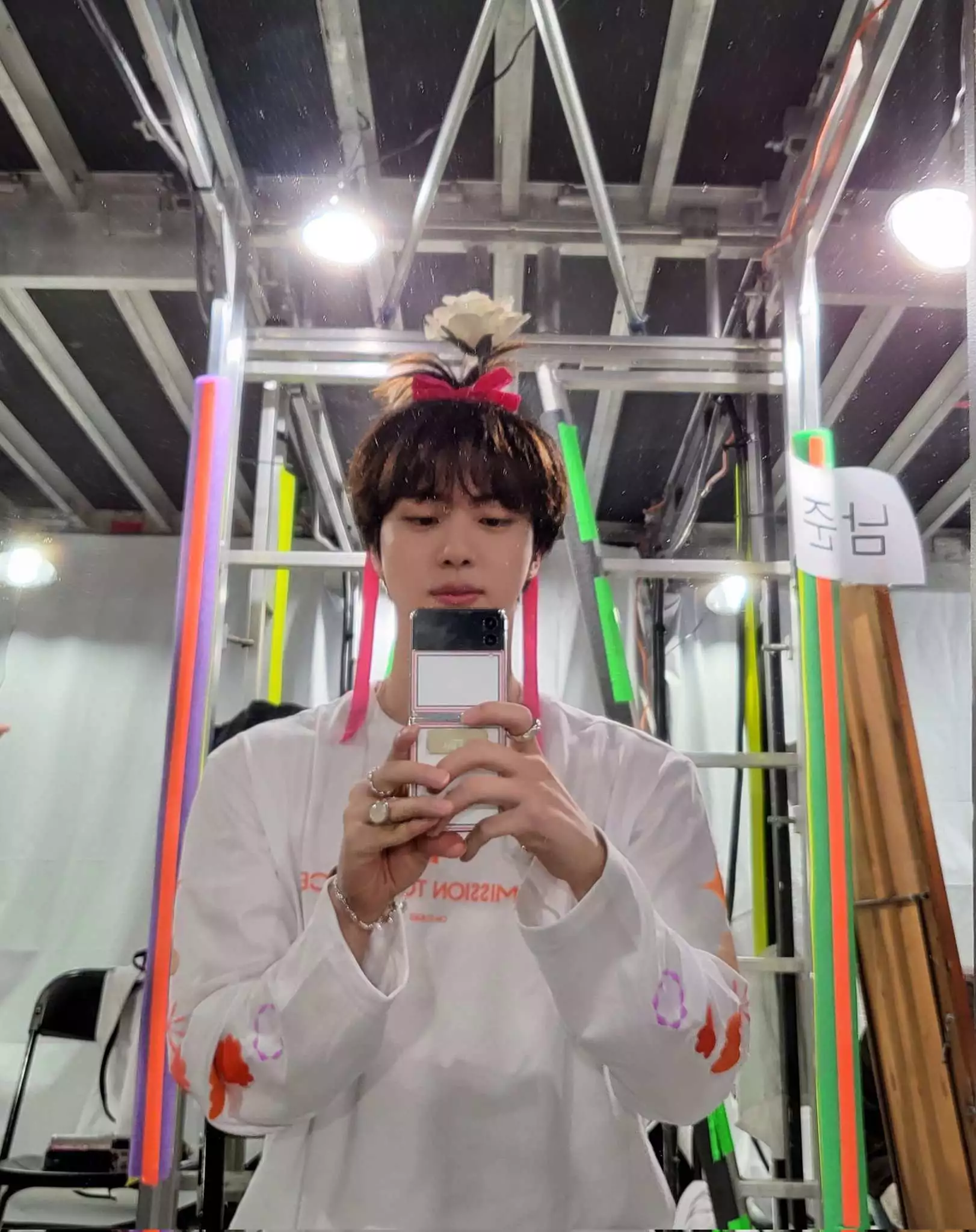 BTS Jin 游乐园巧遇阿米,被问你是世界级帅哥吗?