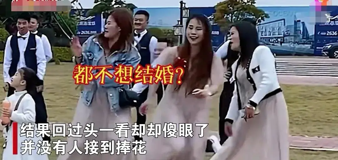 新娘扔捧花瞬间，6位伴娘都避开，小伙想接没接到