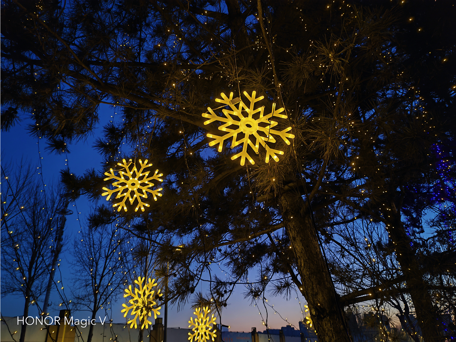 荣耀首款折叠屏Magic V评测：新骁龙8加特，三组镜头影像能力巅峰