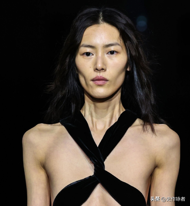 或许是为了走秀将身材管理做得过猛的缘故,刘雯的瘦已经到了用"瘦骨