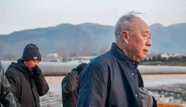 99年“首富”牟其中入狱，妻子携子赴德，小28岁的小姨子却未离开