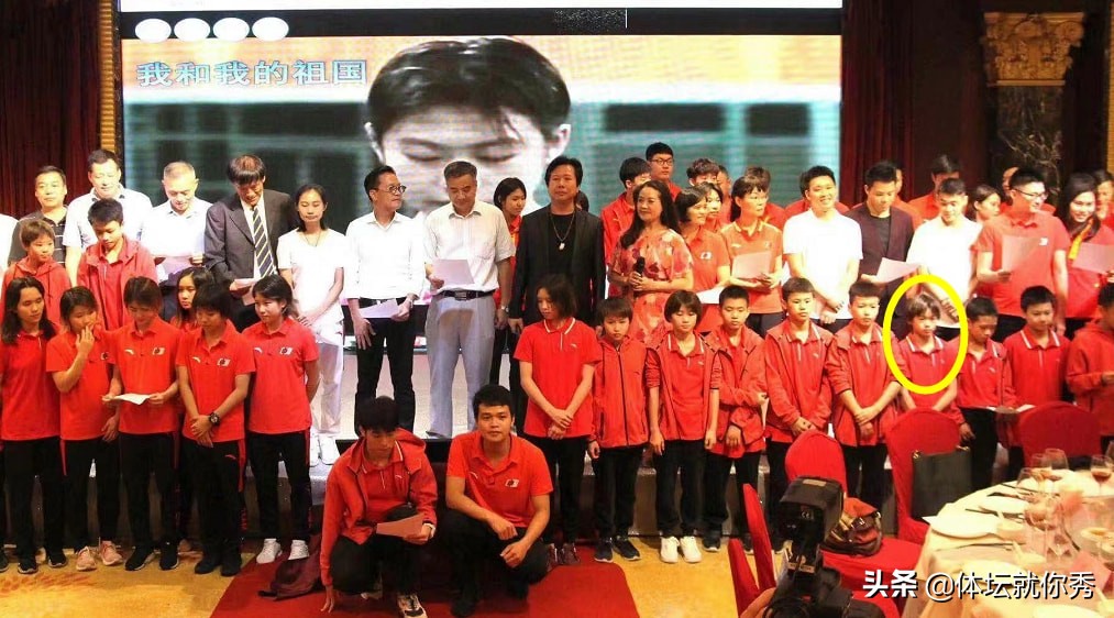 全红婵2年前旧照曝光！站在2个奥运冠军前合影，排队友中间太扎眼