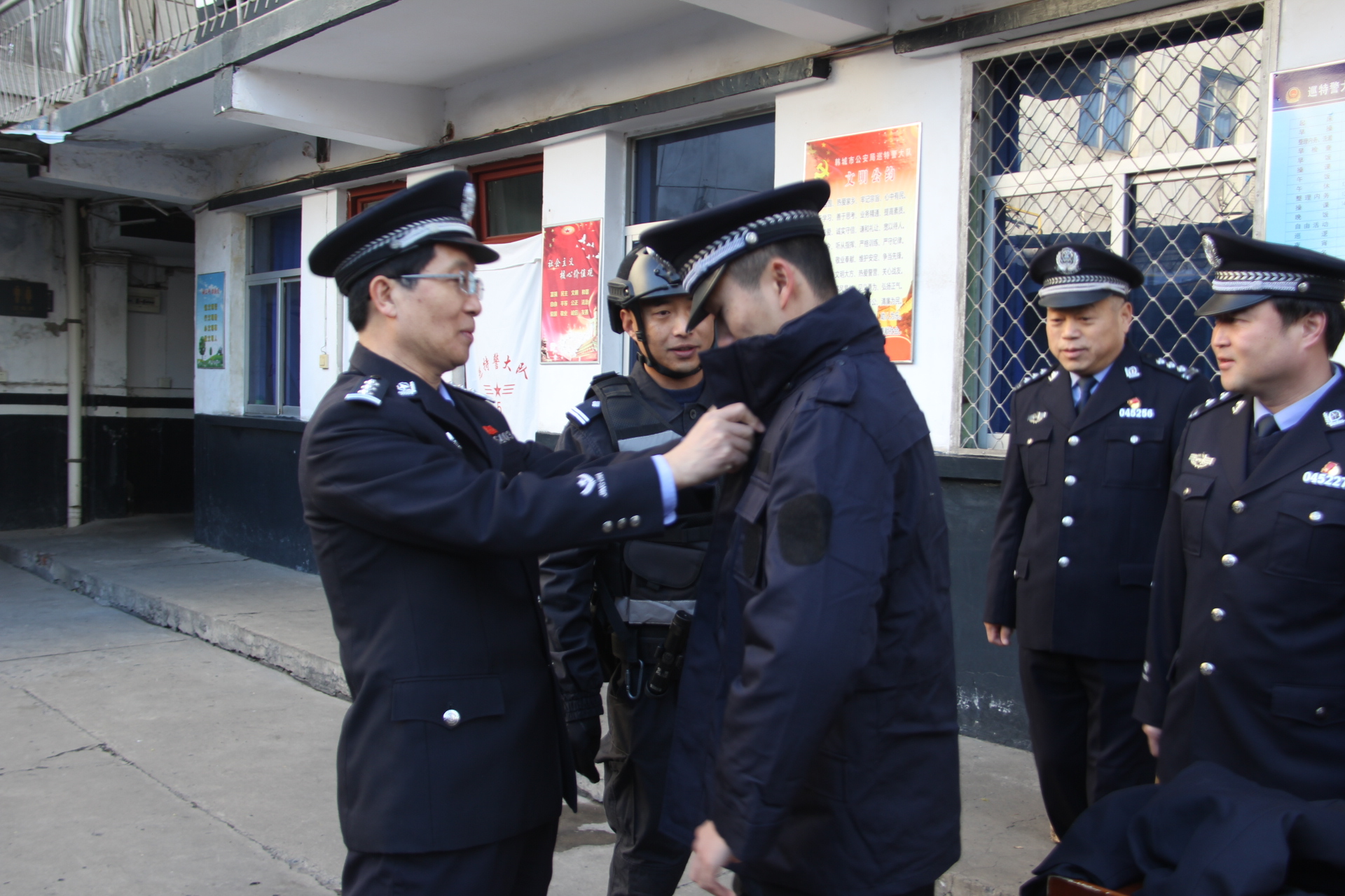 从优待警暖人心忠诚履职保平安韩城市公安局举行辅警冬装发放仪式