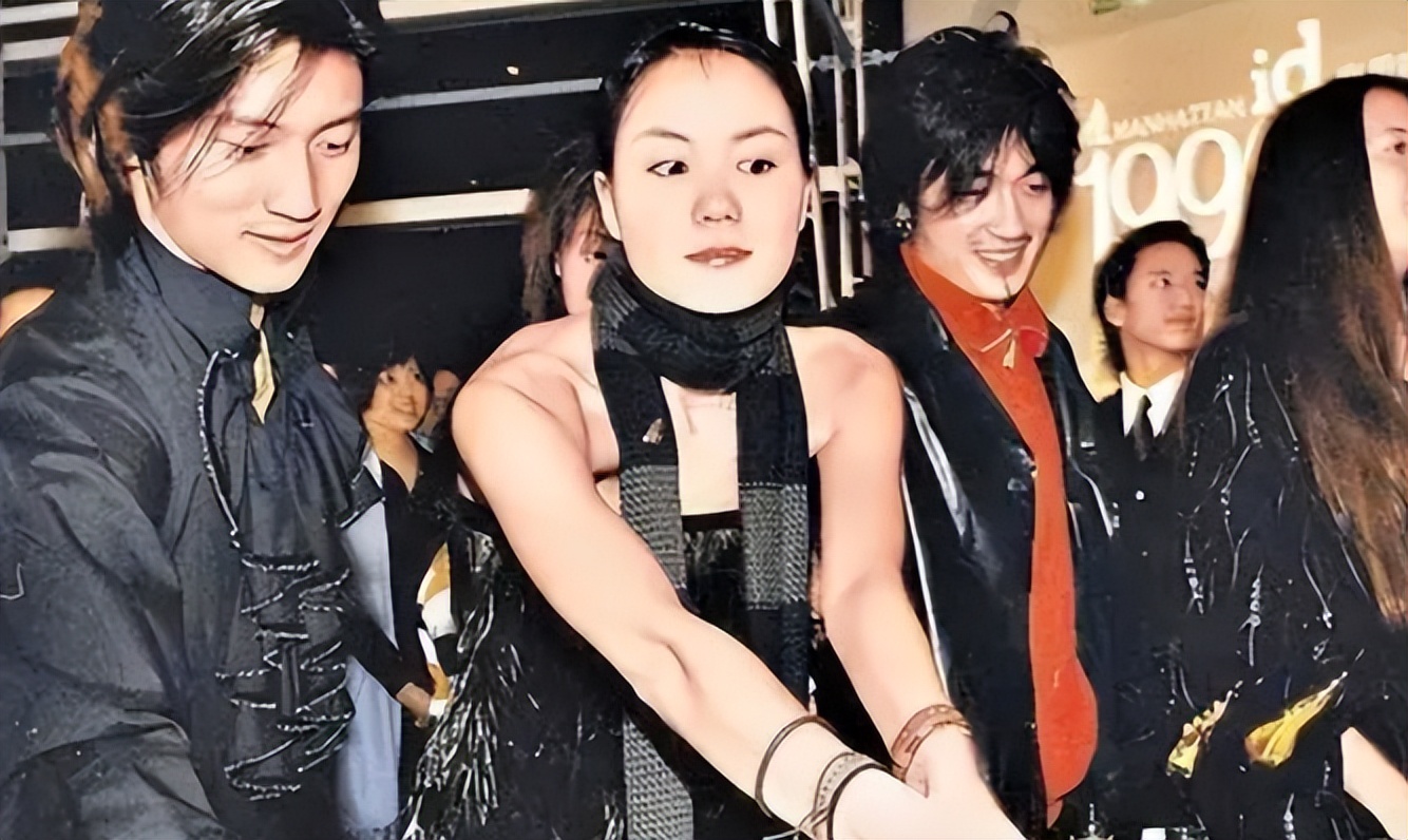 稍有风吹草动就说两人已经分手,终于在2002年,媒体报道谢霆锋移情张柏