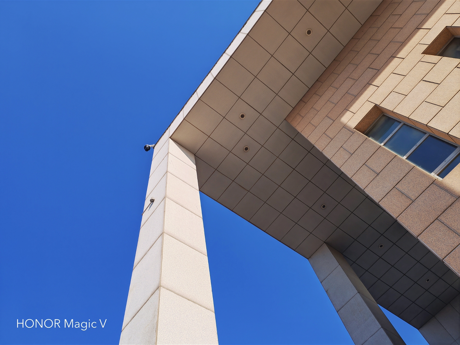 荣耀首款折叠屏Magic V评测：新骁龙8加特，三组镜头影像能力巅峰