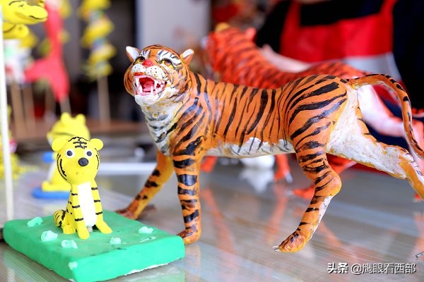 甘肃平凉：民间艺人制作“面塑老虎”迎新年 惟妙惟肖惹人爱