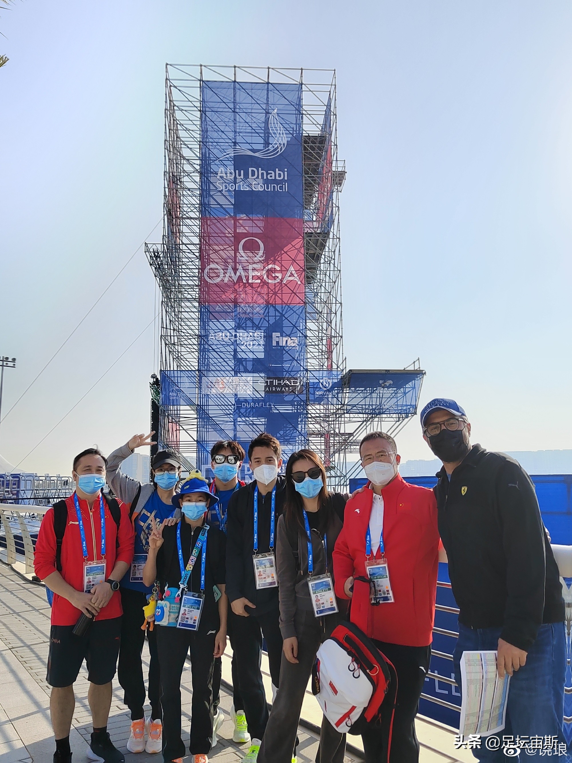 全红婵备战跳海表演，背小水壶比剪刀手，施廷懋踮脚搭肩全妹合影