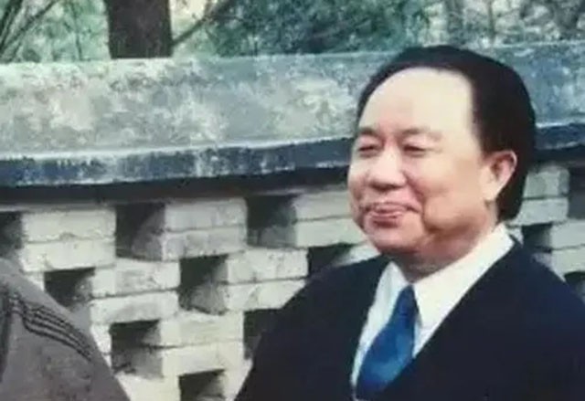 99年“首富”牟其中入狱，妻子携子赴德，小28岁的小姨子却未离开