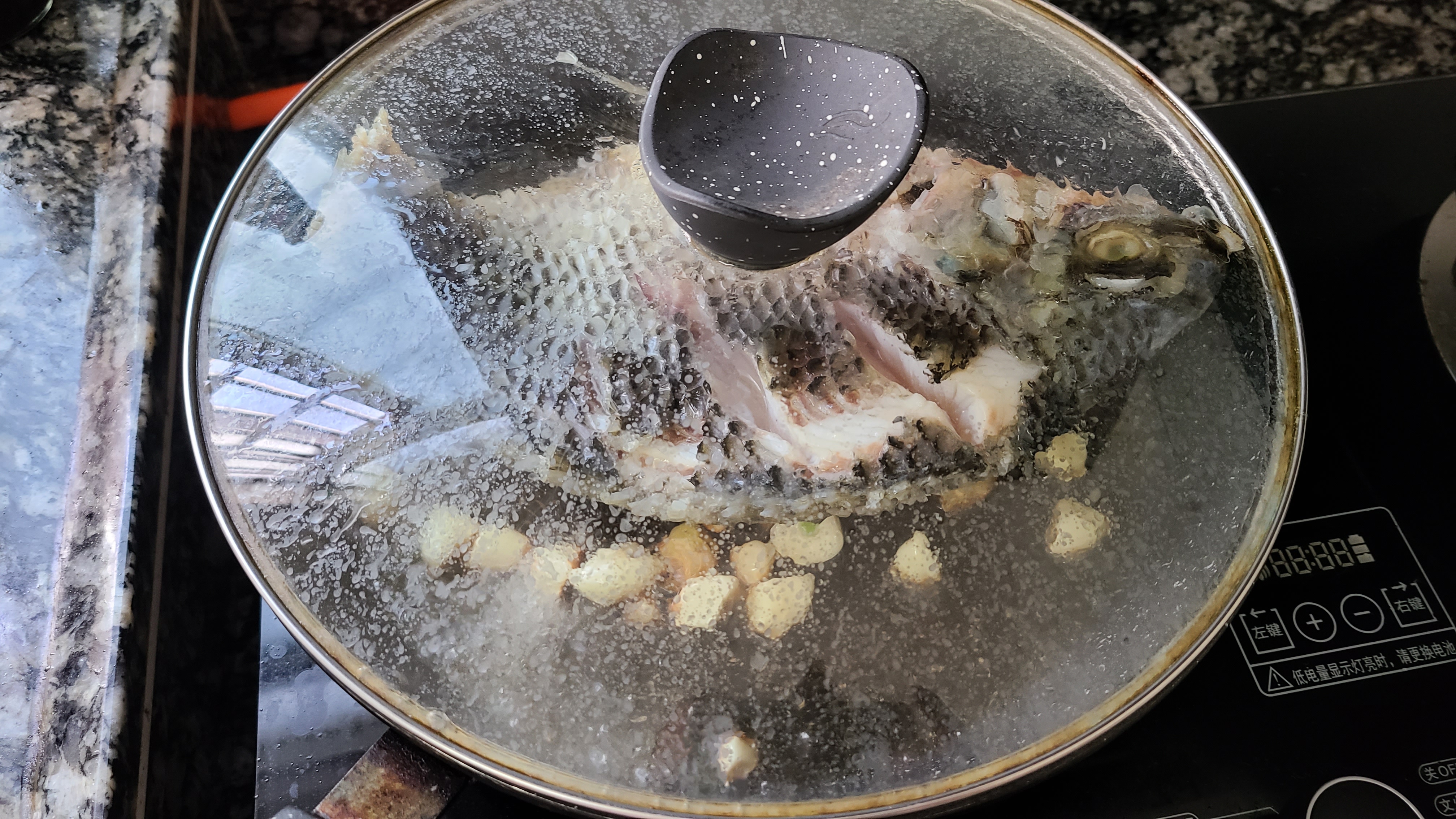 蒜香焗鱼这做法在广东出了名，老厨师教的一道菜，味香肉嫩