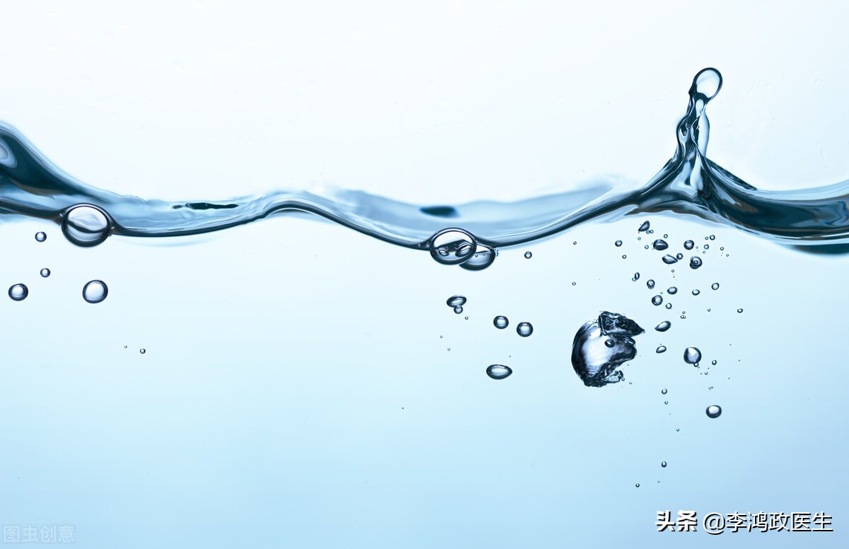 医生揭露狂犬病患者的恐水真相：病毒不进入血液，却能直击大脑