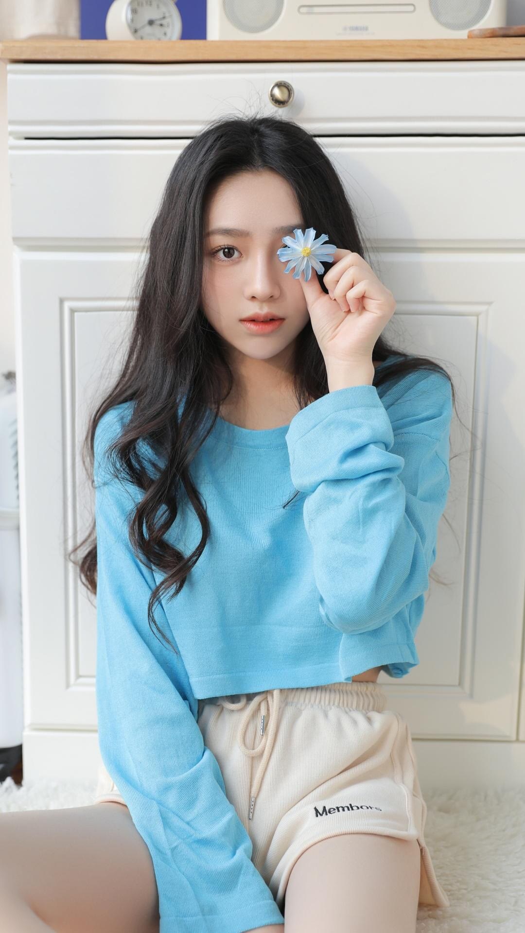 美女写真:清纯女生居家休闲艺术照,长发美腿笑容甜美最新消息动态公布