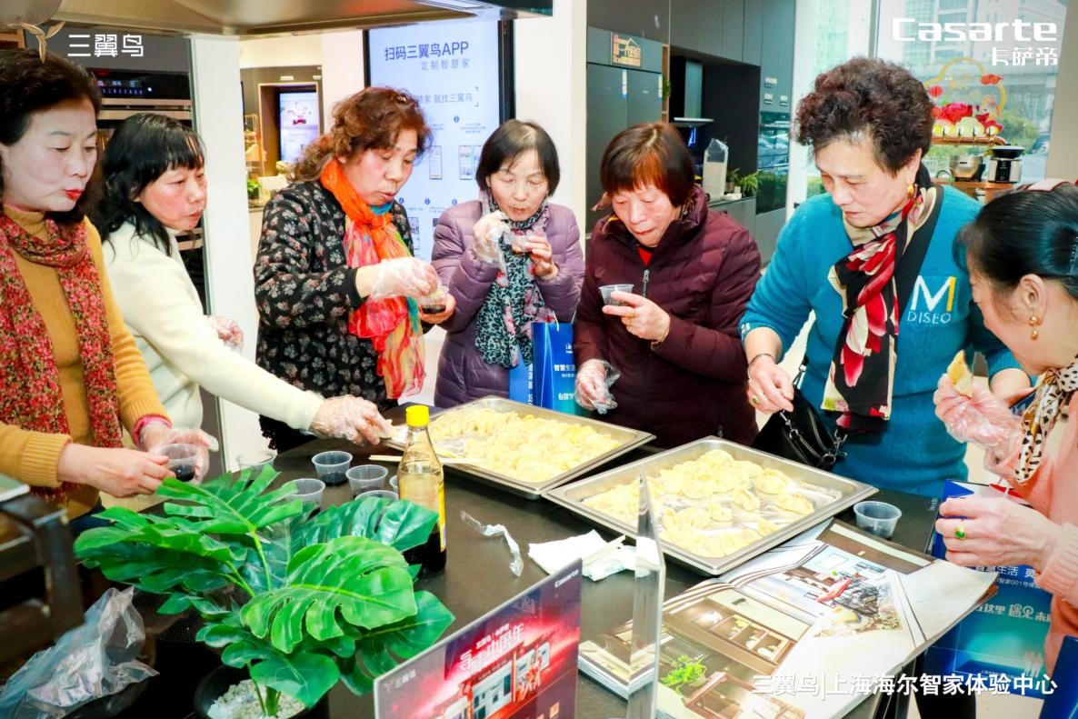 賣得是體驗，體驗得是生活！用戶在三翼鳥體驗中心包餃子