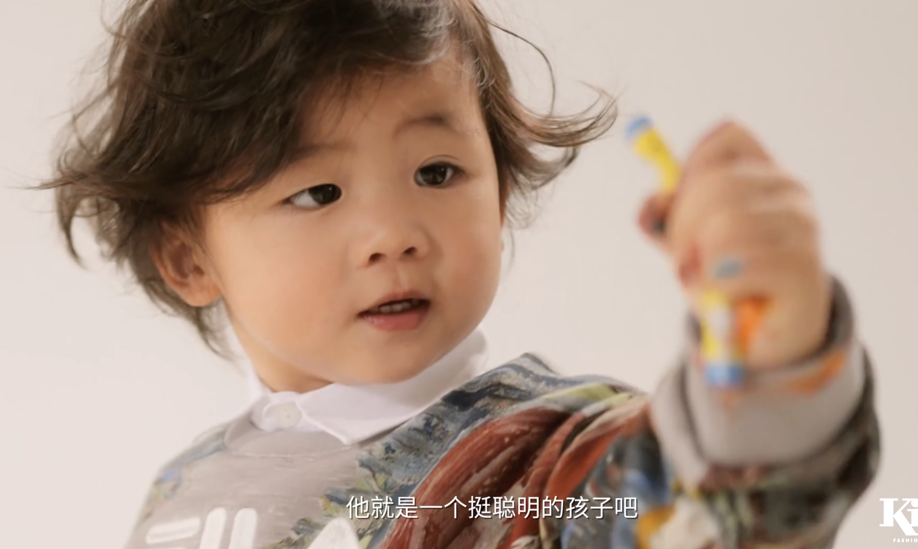 张晋蔡少芬全家拍封面大片，姐弟三人性格迥异，鱼蛋烫卷发超时髦