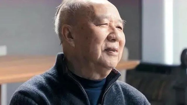 99年“首富”牟其中入狱，妻子携子赴德，小28岁的小姨子却未离开