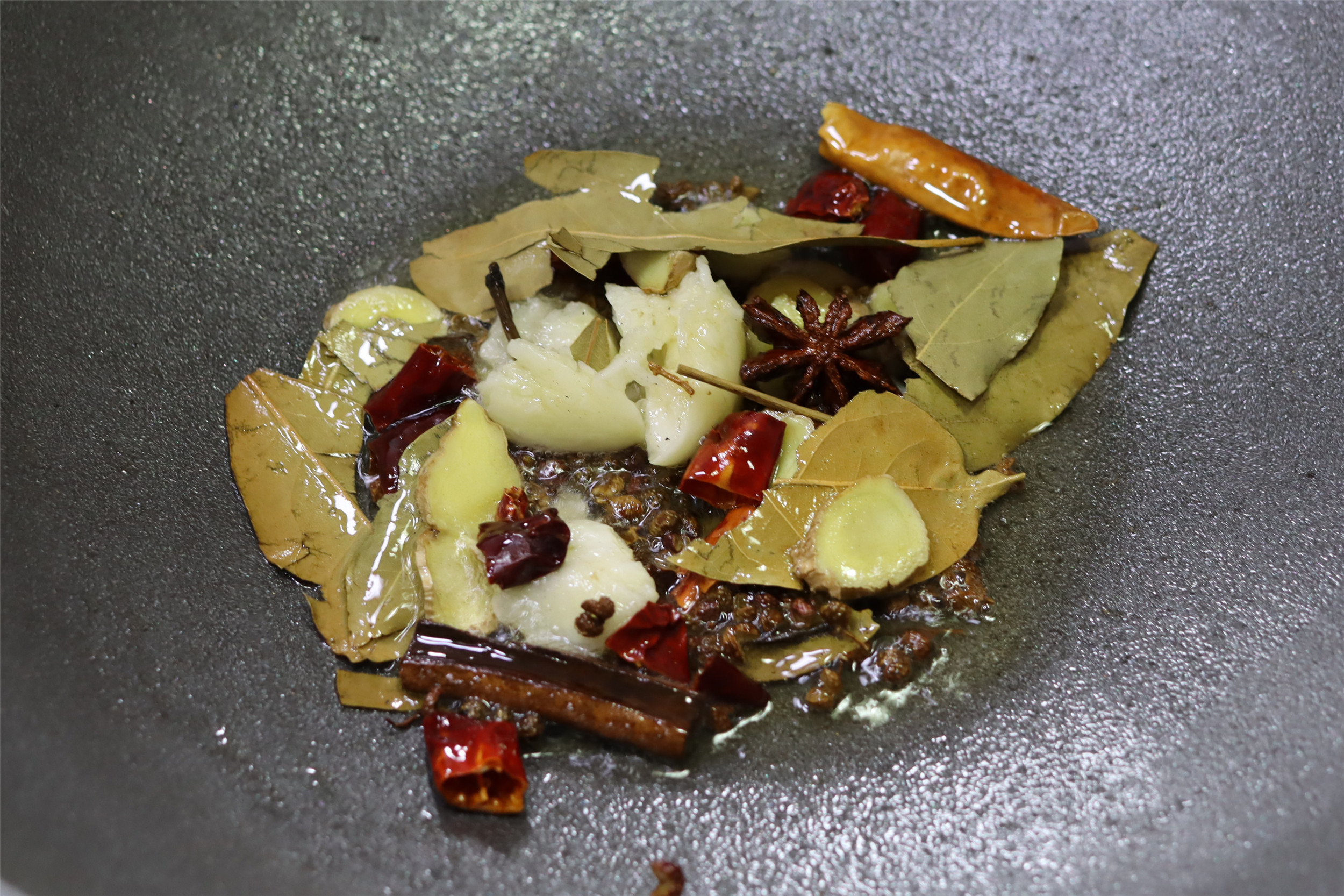 在家卤猪蹄，记住加“3样”再卤，25分钟猪蹄酥烂，味道香无杂味