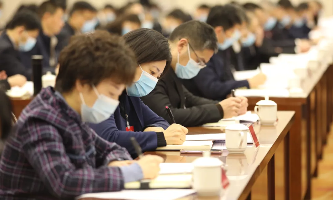催人奮進方向明,，鉚足干勁信心足！全區(qū)黨員干部熱議區(qū)委十五屆二次全會,、經(jīng)濟工作會議精神