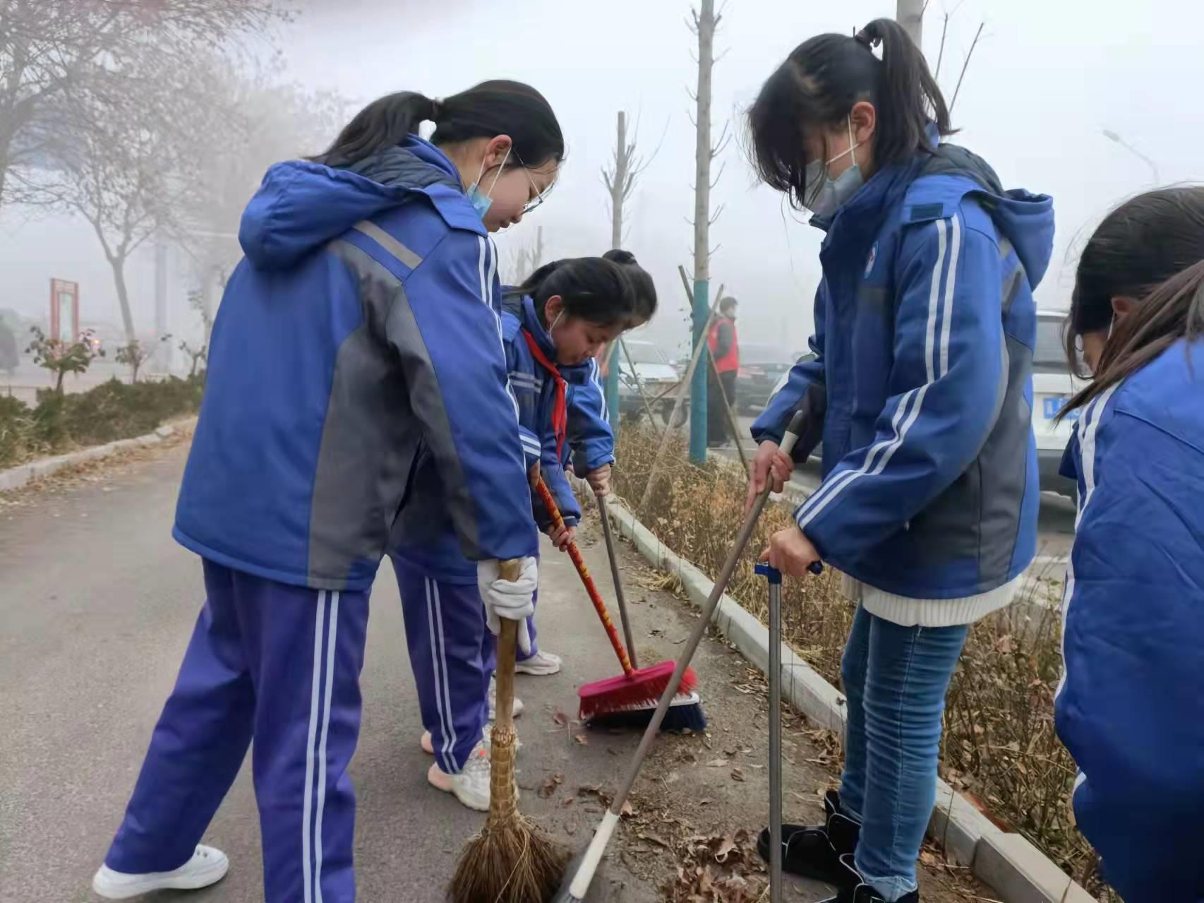 河间市曙光小学穿上红马甲 周末创城“不打烊”(图3)